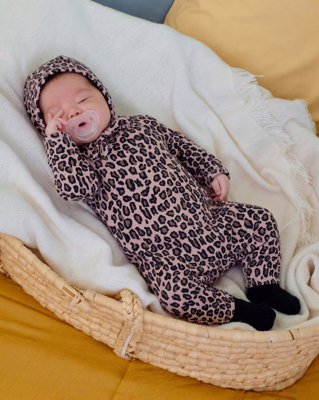 Oott Bebe Little Hoppy Bodysuit Bonnet Set
