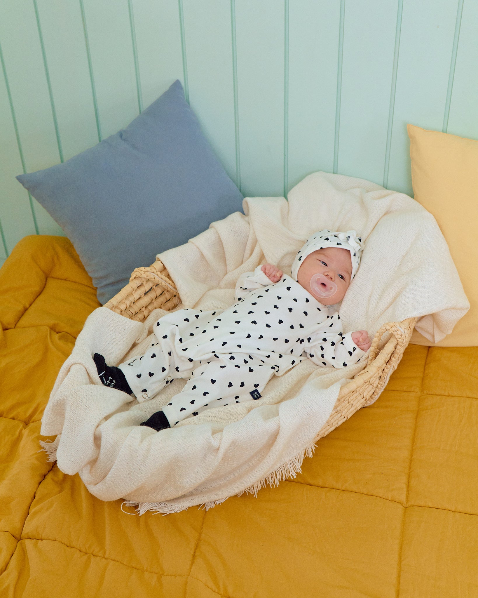 Oott Bebe Petit Heart Bodysuit Bonnet Set