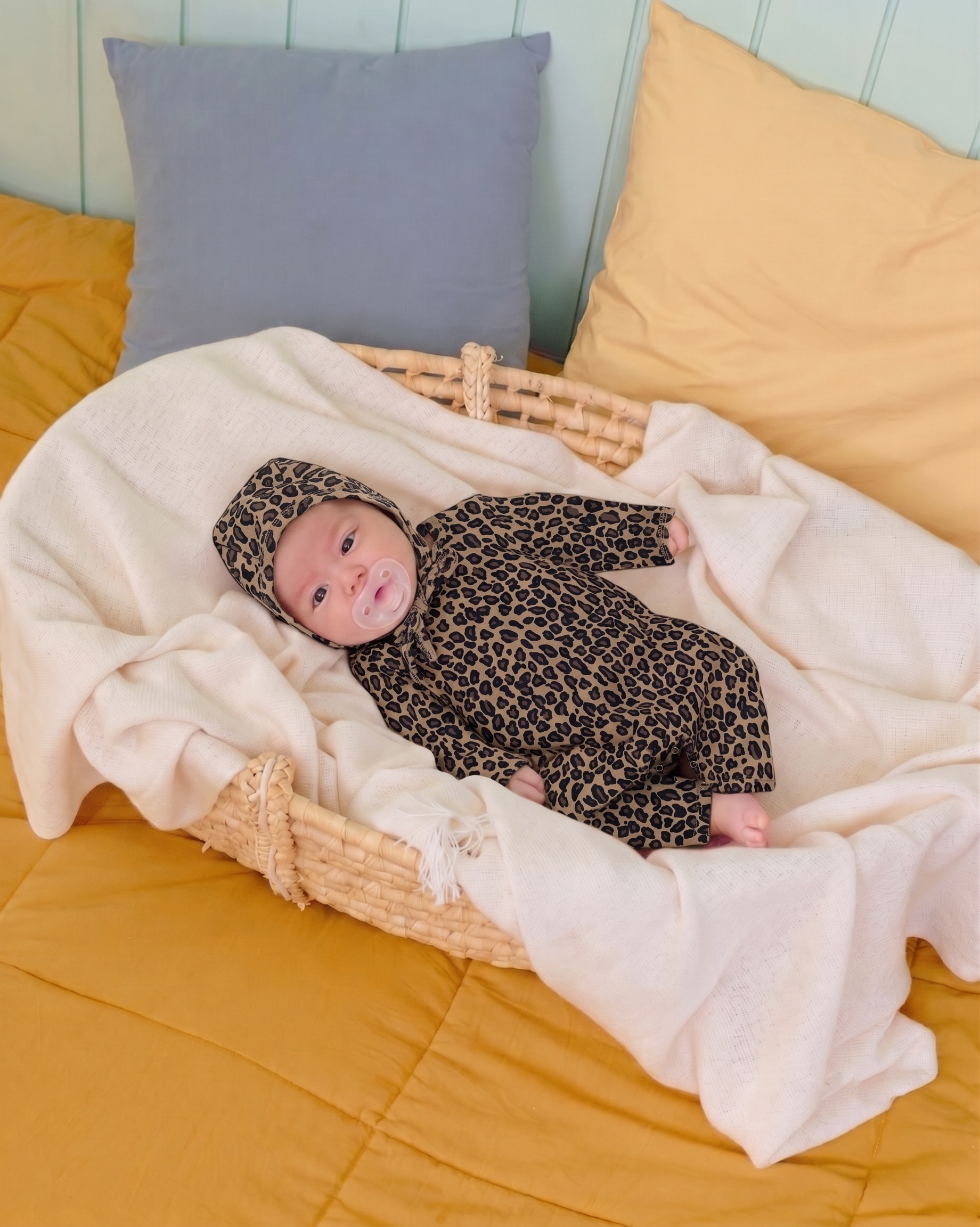Oott Bebe Little Hoppy Bodysuit Bonnet Set
