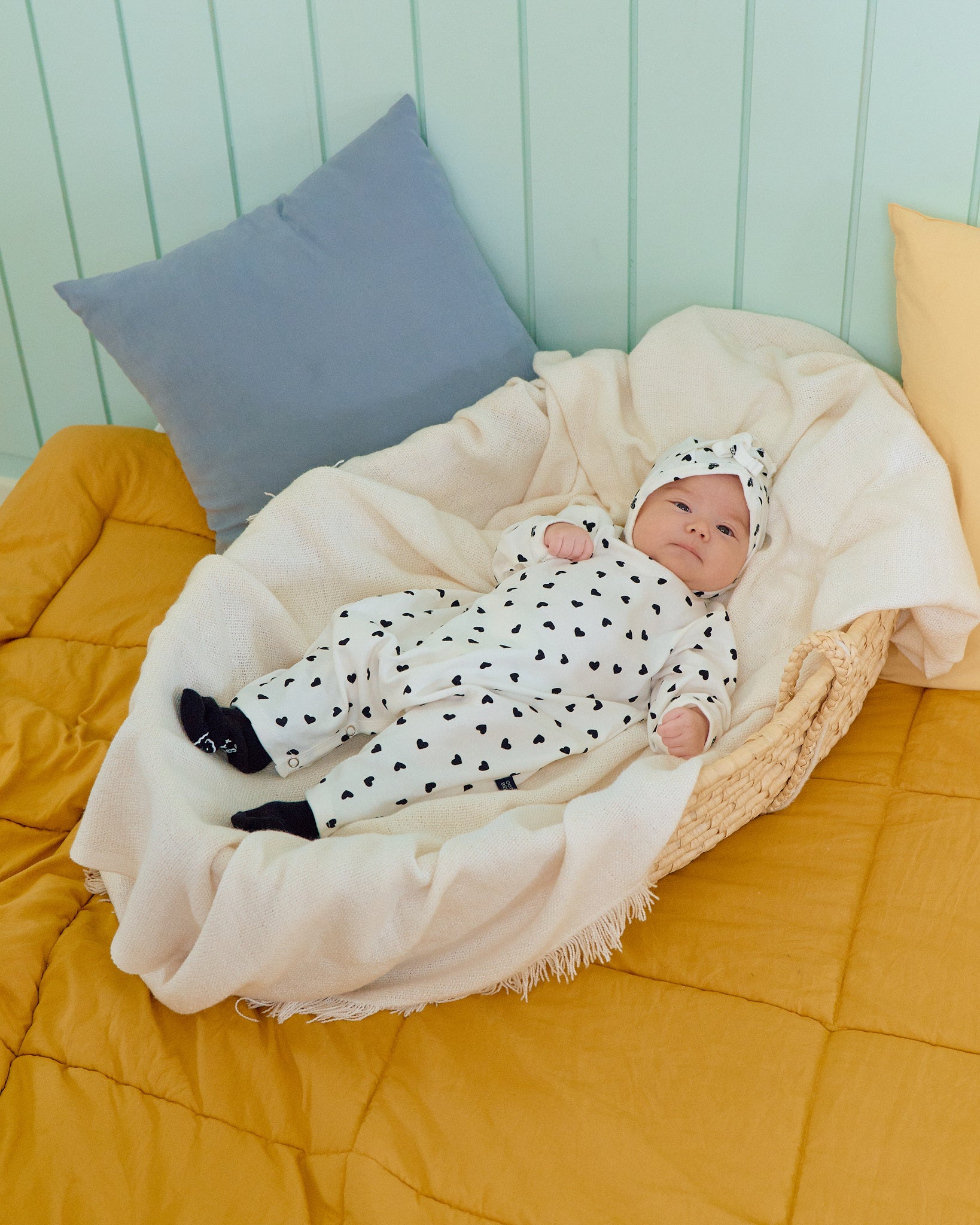Oott Bebe Petit Heart Bodysuit Bonnet Set