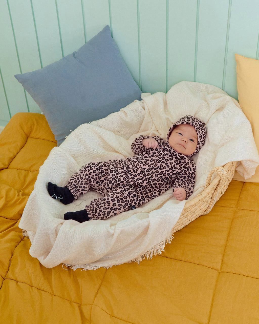 Oott Bebe Little Hoppy Bodysuit Bonnet Set