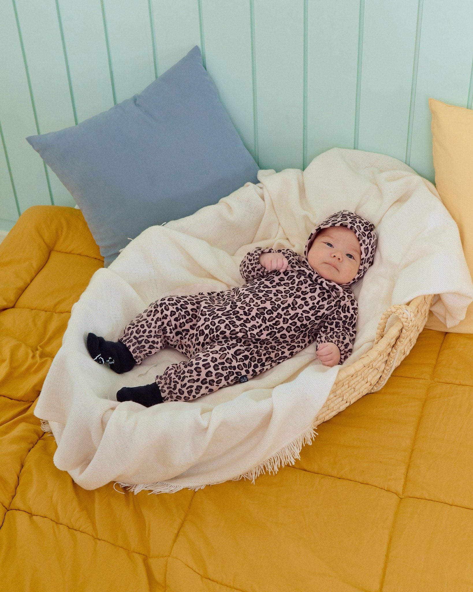 Oott Bebe Little Hoppy Bodysuit Bonnet Set