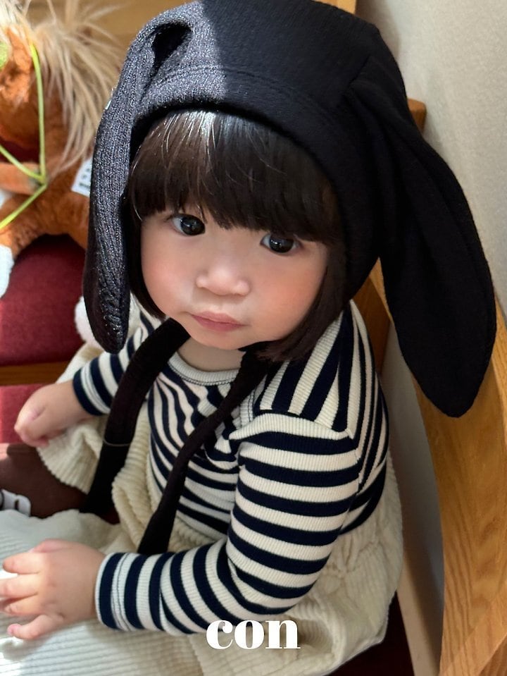 con rabbit bonnet