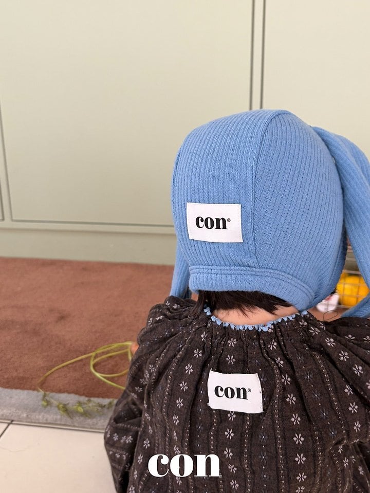 con rabbit bonnet