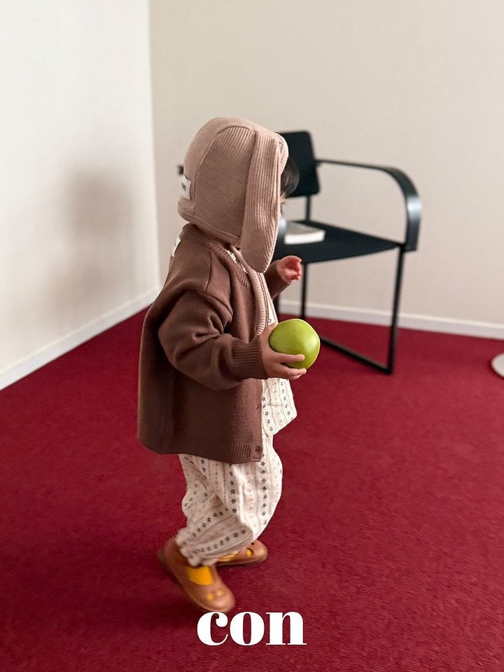 con rabbit bonnet