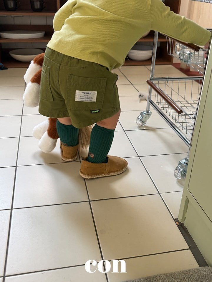 con warm tone short pants