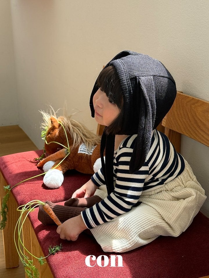 con rabbit bonnet