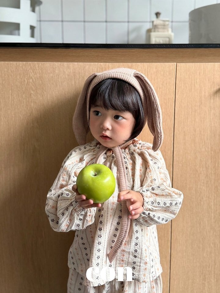 con rabbit bonnet
