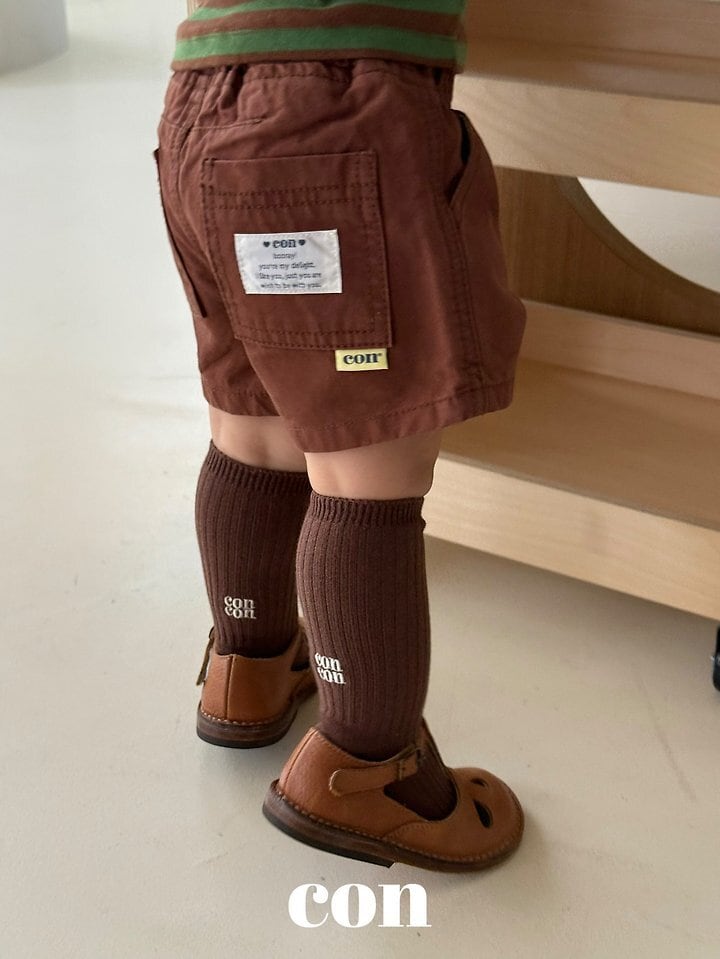 con warm tone short pants