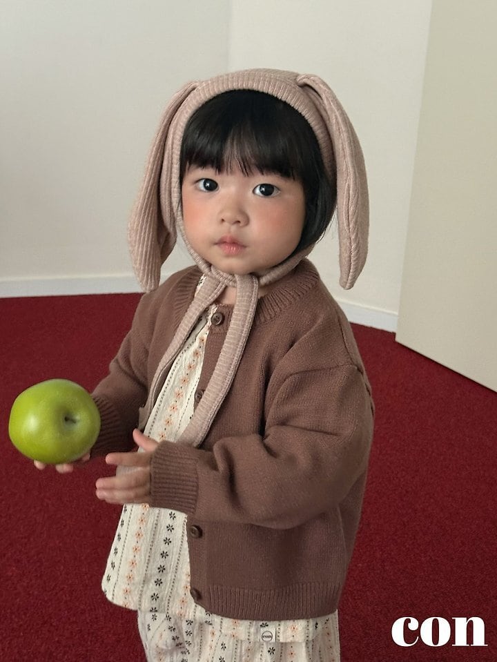con rabbit bonnet