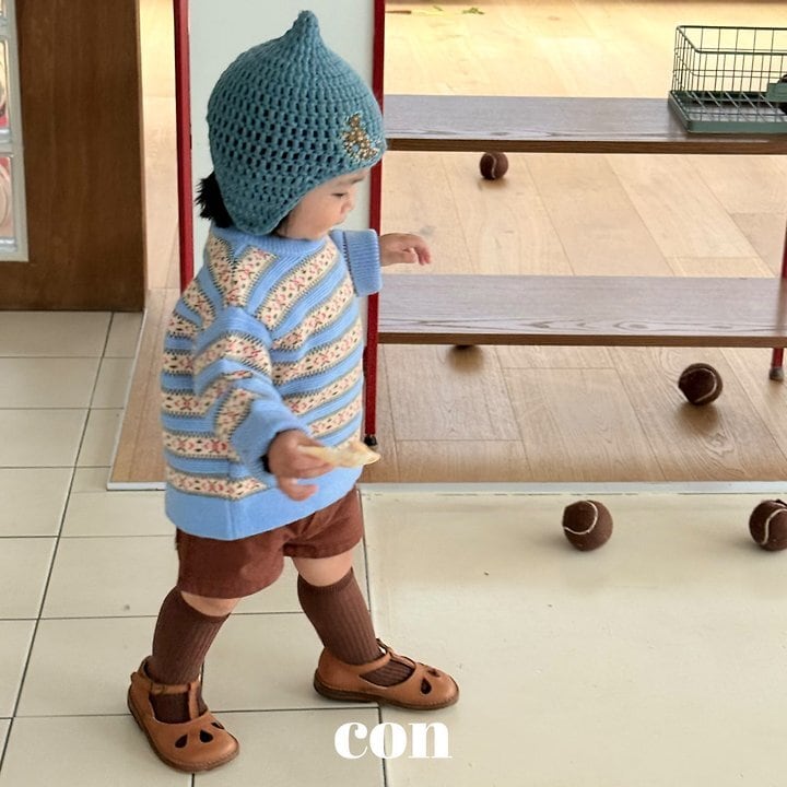 con warm tone short pants