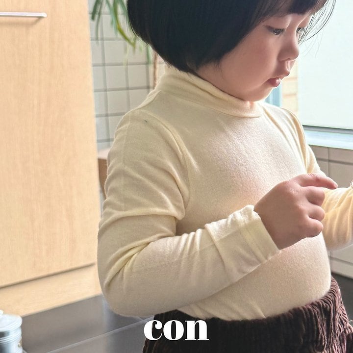 con mock neck T