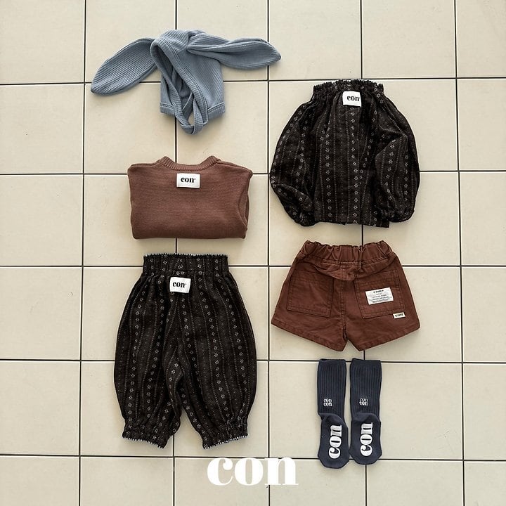 con warm tone short pants
