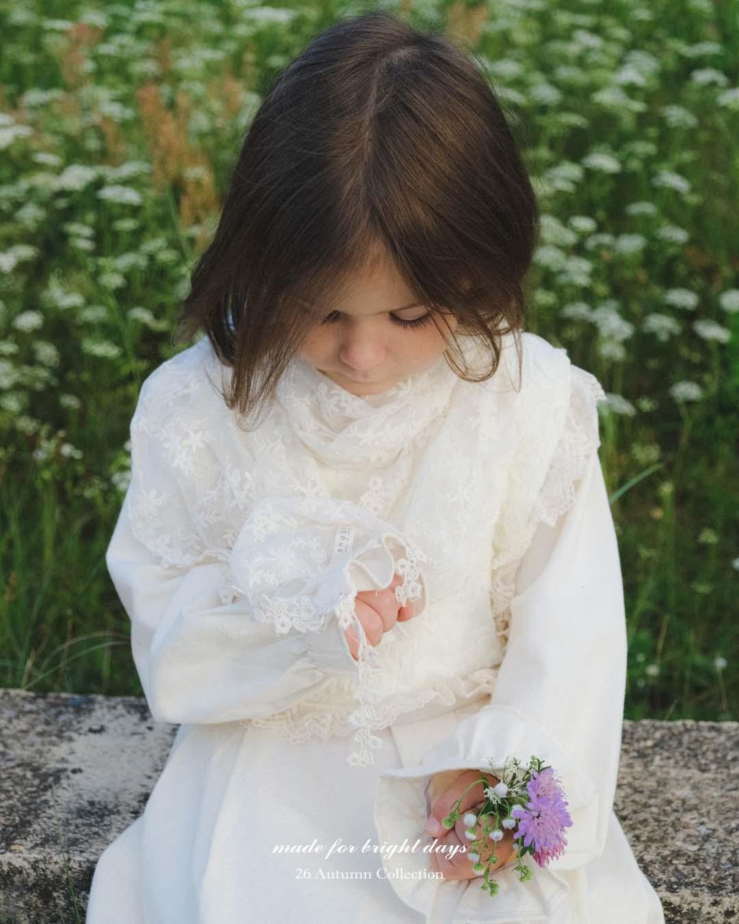 anggo Eyelet Lace Muffler