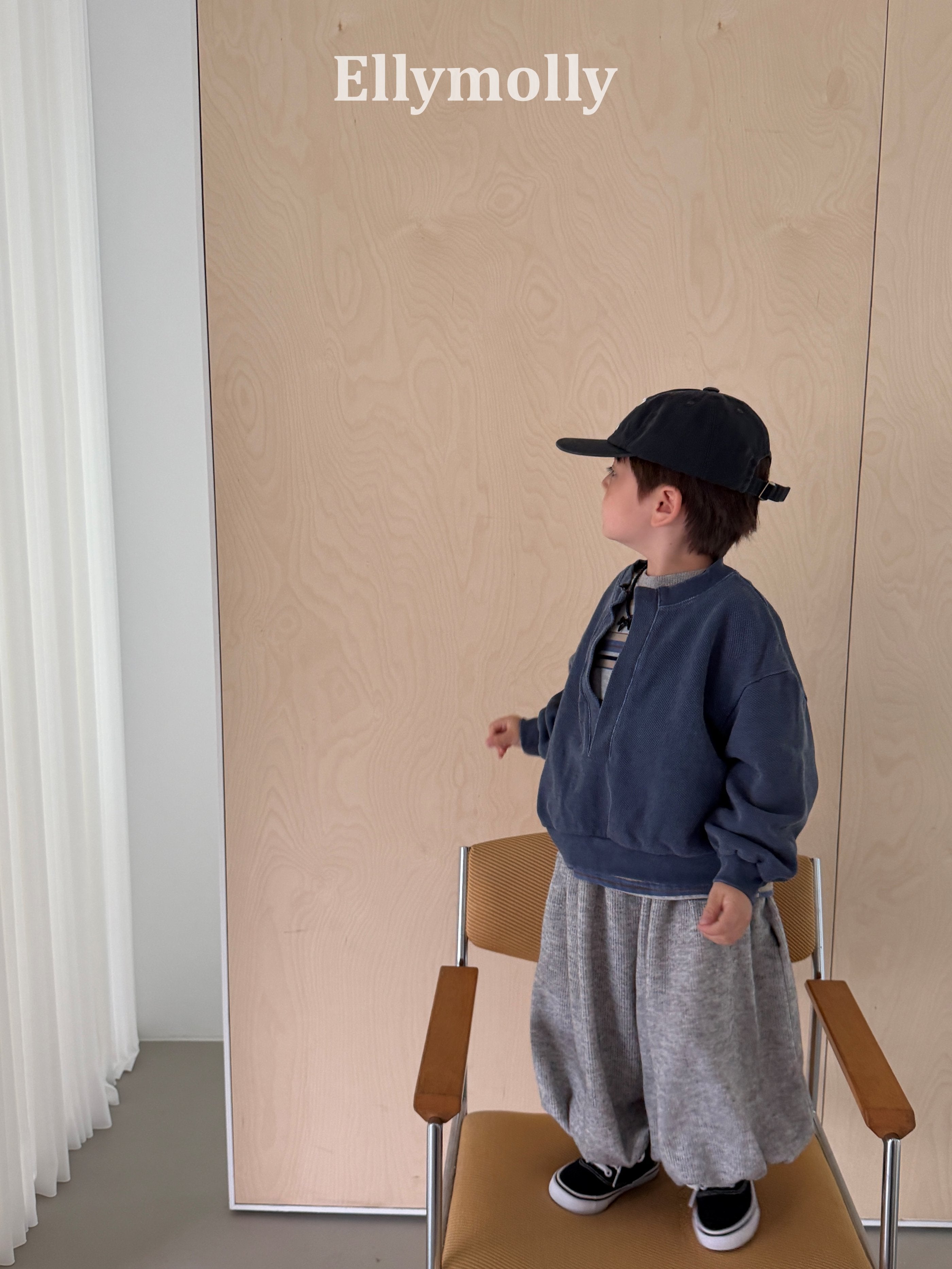 Elly Molly Slit Opening Sweatshirt